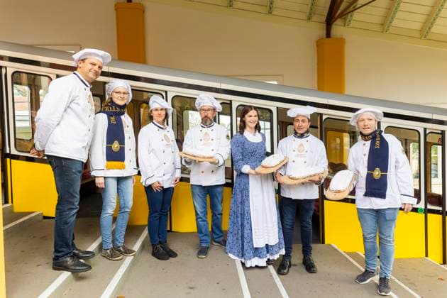 Stollenprüfer vergeben Qualitätssiegel für Dresdner Christstollen Rund 100 Bäckereien und Konditoreien aus Dresden und Umgebung müssen sich alljährlich der Stollenprüfung unterziehen. Wer den echten Dresdner Christstollen verkaufen möchte, hat laut Satzung des Schutzverbandes Dresdner Stollen e. V. hohe Qualitätsanforderungen zu erfüllen erst dann erhält das feine Gebäck sein Qualitätszeichen, das goldene Siegel. Die Prpfung wurde 2023 in der Bergstation der Dresdner Standseilbahn durchgeführt. Dresden Sachsen GERMANY