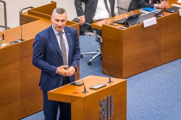Dr. Vitali Klitschko hielt am 15. November 2023 eine Rede vor dem Leipziger Stadtrat. Leipzig ist die Partnerstadt von Kiew. In seiner Rede ging er auf die unermüdliche Hilfe im Kampf gegen Russland ein und erzählte von seinen Erlebnissen im Krieg. Klitschko Rede *** Dr Vitali Klitschko gave a speech to the Leipzig City Council on 15 November 2023 Leipzig is the twin city of Kiev In his speech, he spoke about the tireless help in the fight against Russia and told of his experiences in the war Klitschko speech
