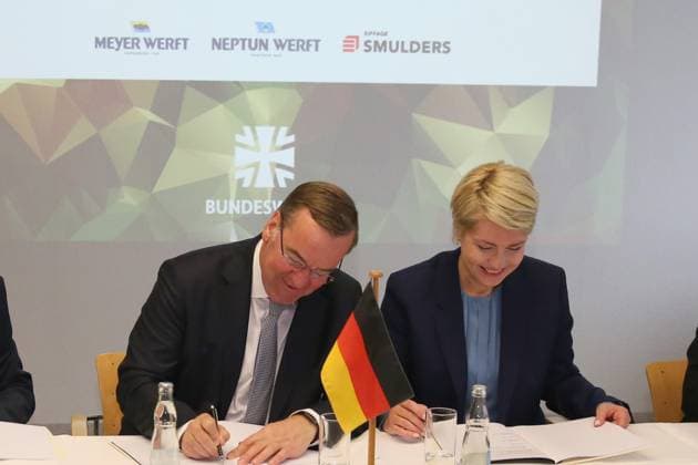 News Bilder des Tages Blick am Mittwoch (15.11.2023) im Ortsteil Warenmünde der Hanse- und Universitätsstadt Rostock auf den Pressetermin zur Unterzeichnung des Eckpunktepapiers zur zukünftigen temporären industriellen Nutzung des Südgeländes im Marinearsenal-Warnowwerft (MArs) mit der Ministerpräsidentin des Landes MV Manuela Schwesig und dem Bundesminister der Verteidigung Boris Pistorius im Bildmittelpunkt *** View on Wednesday 15 11 2023 in the Warenmünde district of the Hanseatic and university city of Rostock at the press event for the signing of the key points paper on the future temporary industrial use of the southern site in the Warnowwerft MArs naval arsenal with the Prime Minister of the state of MV Manuela Schwesig and the Federal Minister o