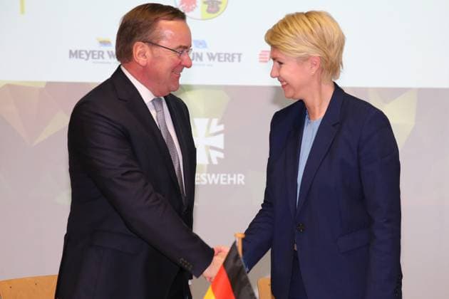 News Themen der Woche KW46 News Bilder des Tages Blick am Mittwoch (15.11.2023) im Ortsteil Warenmünde der Hanse- und Universitätsstadt Rostock auf den Pressetermin zur Unterzeichnung des Eckpunktepapiers zur zukünftigen temporären industriellen Nutzung des Südgeländes im Marinearsenal-Warnowwerft (MArs) mit dem Bundesminister der Verteidigung Boris Pistorius und der Ministerpräsidentin des Landes MV Manuela Schwesig *** View on Wednesday 15 11 2023 in the Warenmünde district of the Hanseatic and university city of Rostock at the press event for the signing of the key points paper on the future temporary industrial use of the southern site in the Warnowwerft MArs naval arsenal with the Federal Minister of Defense Boris Pistorius and the Prime Minister of the state of MV Manuela Sc