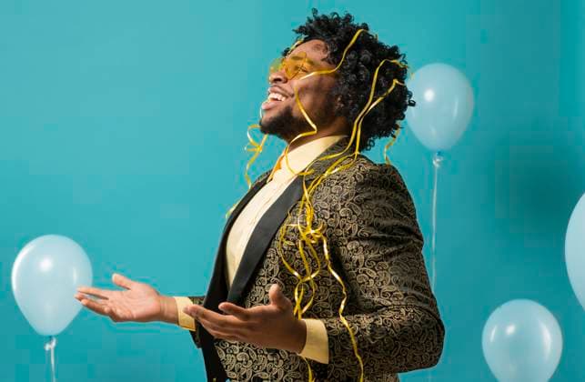 Creative Highlights Symbolbilder Mann Anzug Sonnenbrille Partei mit Luftballons Seitenansicht *** Man Suit Sunglasses Party with Balloons Side view Copyright: imageBROKER/OleksandrxLatkun iblole09801247.jpg ,model released, Symbolfoto ,property released