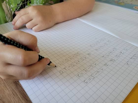 Hände eines 7 jähringen Schuldkinds beim bearbeiten von Hausaufgaben, Deutschland, Baden- Württemberg, BLF *** Hands of a 7 year old school child doing homework, Germany, Baden Württemberg, BLF 20230926_154831