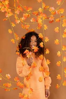 Creative Highlights Symbolbilder Smileymädchen posiert mit Blättern *** Smiley girl poses with Browse Copyright: imageBROKER/OleksandrxLatkun iblole09801887.jpg ,model released, Symbolfoto ,property released
