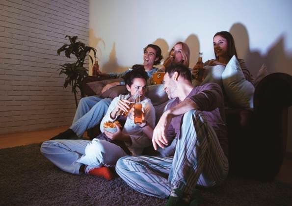 IMAGO Creative, Weihnachten, Tradition: Weihnachtsfilme sehen Junge Freunde beim Filmabend *** Boy Friends at movie night Copyright: imageBROKER OleksandrxLatkun iblole09802504.jpg ,model released, Symbolfoto ,property released