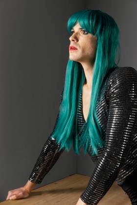 Creative Highlights Symbolbilder Junge Transgender Person mit grüner Perücke Seitenansicht *** Boy Transgender Person with green Wig Side view Copyright: imageBROKER/OleksandrxLatkun iblole09802555.jpg ,model released, Symbolfoto ,property released