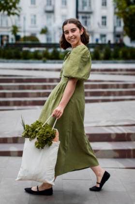 Creative Highlights Symbolbilder Schöne Frau trägt Biolebensmittel *** Beauty Woman carries Organic food Copyright: imageBROKER/OleksandrxLatkun iblole09803917.jpg ,model released, Symbolfoto ,property released