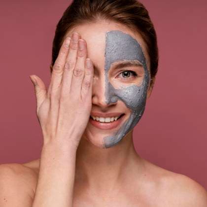 Creative Highlights Symbolbilder Schöne Frau, die ihr halbes Gesicht mit einer Maske bedeckt *** Beauty Ms, the their Half Face with a Mask covered Copyright: imageBROKER/OleksandrxLatkun iblole09803918.jpg ,model released, Symbolfoto ,property released