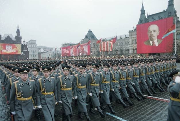 Archivbilder der Woche KW46 Moscow, USSR. Military personnel of the USSR Armed Forces march during a parade on Red Square dedicated to the 68th anniversary of the Great October Socialist Revolution. Viktor Koshevoi TASS  18769191
