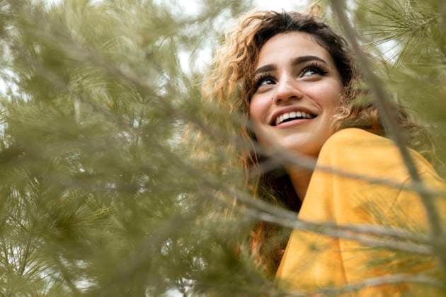 Creative Highlights Symbolbilder Nahaufnahme Smiley Frau Natur *** Close-up Smiley Woman Nature Copyright: imageBROKER/OleksandrxLatkun iblole09804152.jpg ,model released, Symbolfoto ,property released
