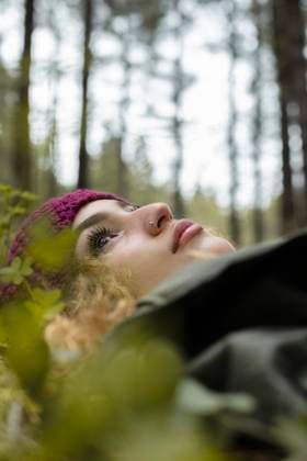 Creative Highlights Symbolbilder Nahaufnahme Frau legt Gras *** Close-up Woman puts Grass Copyright: imageBROKER/OleksandrxLatkun iblole09804169.jpg ,model released, Symbolfoto ,property released