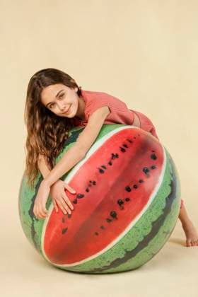 Creative Highlights Symbolbilder Voller Schuss Mädchen posiert mit Wassermelone Ball *** full Shot Girls poses with Watermelon Ball Copyright: imageBROKER/OleksandrxLatkun iblole09804852.jpg ,model released, Symbolfoto ,property released
