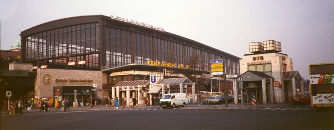 Archivbilder der Woche KW46 Berlin GER, 20231030, Berlin, Aufnahme ca. 1986, Strassenzene, Bahnhof Zoo *** Berlin GER, 20231030, Berlin, photo ca 1986, street scene, Bahnhof Zoo