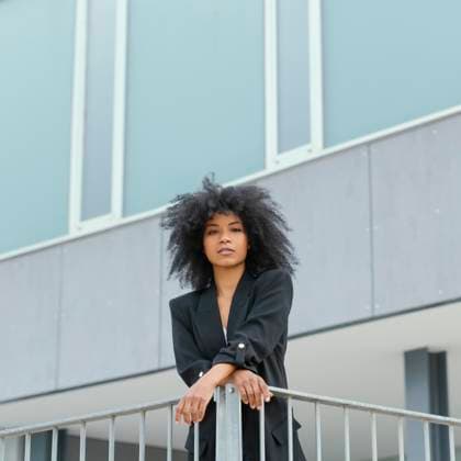 Creative Highlights Symbolbilder Medium Schuss schöne schwarze Frau posiert *** Medium Shot Beauty Black Woman poses Copyright: imageBROKER/OleksandrxLatkun iblole09805396.jpg ,model released, Symbolfoto ,property released