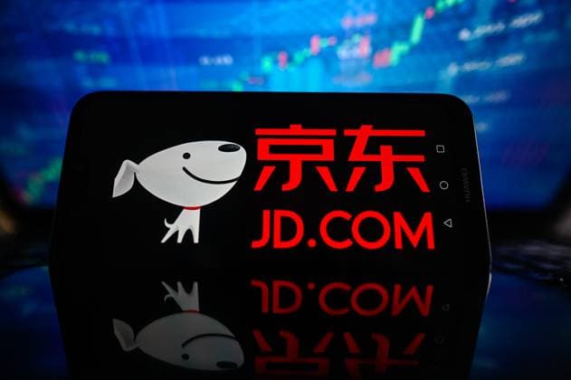 Tech illustrations in Poland - 15 Nov 2023 In this photo illustration a JD.com logo is displayed on a smartphone with stock market percentages in the background. Poland Copyright: xOmarxMarquesx xSOPAxImagesx omarques_15112023_phone-tech-14