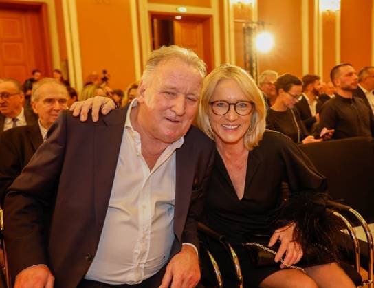 Andreas Brehme, Heidrun Beckenbauer bei derVerleihung der Goldenen Erbse 2023 im Roten Rathaus Berlin.