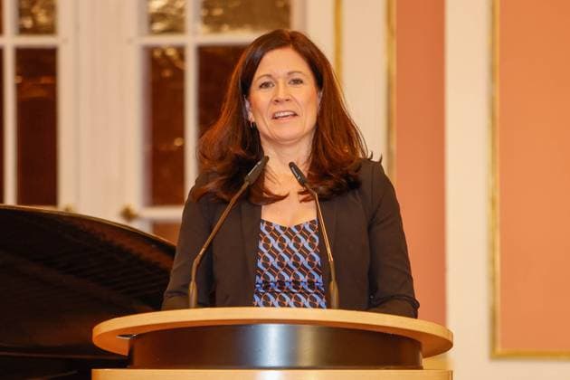 Senatorin Katharina Günther-Wünsch bei derVerleihung der Goldenen Erbse 2023 im Roten Rathaus Berlin.