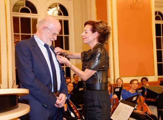 Prof. Dr. Hans Otto Pörtner, Silke Fischer bei derVerleihung der Goldenen Erbse 2023 im Roten Rathaus Berlin.