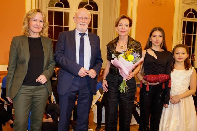 Umweltsenatorin Steffi Lembke, Prof. Dr. Hans Otto Pörtner, Silke Fischer, Nina und Meri Ahmod-Povedich bei derVerleihung der Goldenen Erbse 2023 im Roten Rathaus Berlin.