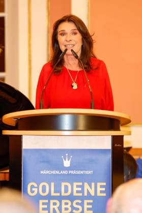 Ruth CH. Rüegg bei derVerleihung der Goldenen Erbse 2023 im Roten Rathaus Berlin.