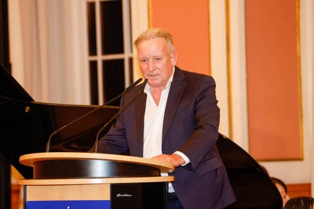 Andreas Brehme bei derVerleihung der Goldenen Erbse 2023 im Roten Rathaus Berlin.