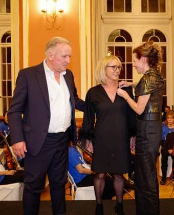 Andreas Brehme, Heidrun Beckenbauer, Silke Fischer bei derVerleihung der Goldenen Erbse 2023 im Roten Rathaus Berlin.