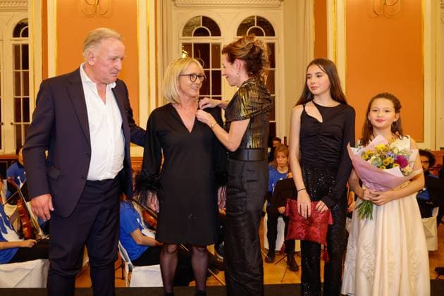 Andreas Brehme, Heidrun Beckenbauer, Silke Fischer, Meri und Nina Ahmaol-Povedich bei derVerleihung der Goldenen Erbse 2023 im Roten Rathaus Berlin.