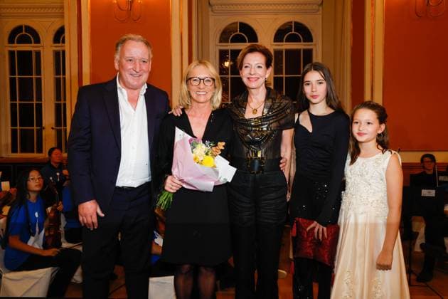 Andreas Brehme, Heidrun Beckenbauer, Silke Fischer, Meri und Nina Ahmaol-Povedich bei derVerleihung der Goldenen Erbse 2023 im Roten Rathaus Berlin.