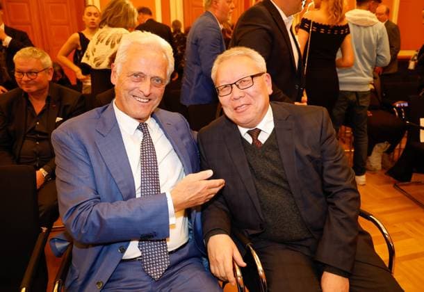 Peter Ramsauer, S. E. Herr Mandakhbileg BIRVAA ( Botschafter Mongoly ) bei derVerleihung der Goldenen Erbse 2023 im Roten Rathaus Berlin.