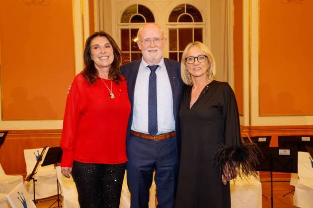 Die Preisträger Ruth CH. Rüegg, Prof. Dr. Hans Otto Pörtner, Heidrun Beckenbauer bei derVerleihung der Goldenen Erbse 2023 im Roten Rathaus Berlin.