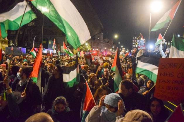 News Themen der Woche KW46 News Bilder des Tages November 15, 2023, London, England, UK: Thousands of pro-Palestine protesters gathered outside the Parliament calling for a ceasefire as the Israel-Hamas war continues. London UK - ZUMAv130 20231115_zip_v130_027 Copyright: xVukxValcicx