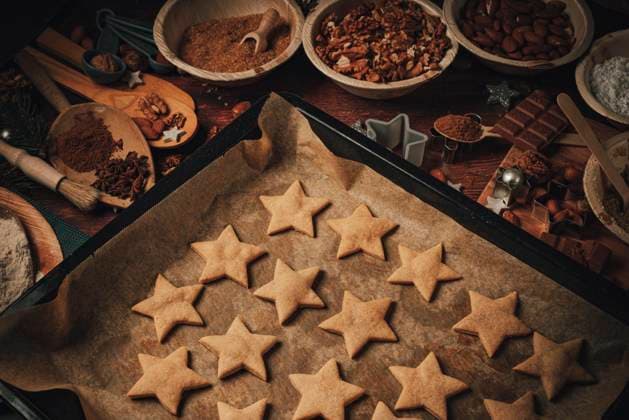 Zimtsterne gebacken auf Backblech, Backzutaten, Mehl, Zucker, Mandeln, Nüsse, Schokolade, Zimt, Ausstechformen *** Cinnamon stars baked at Baking tray, Baking ingredients, Flour, Sugar, Almonds, Nuts, Chocolate, Cinnamon, Ausstechformen Copyright: imageBROKER LucasxSeebacher ibxlse09846170.jpg