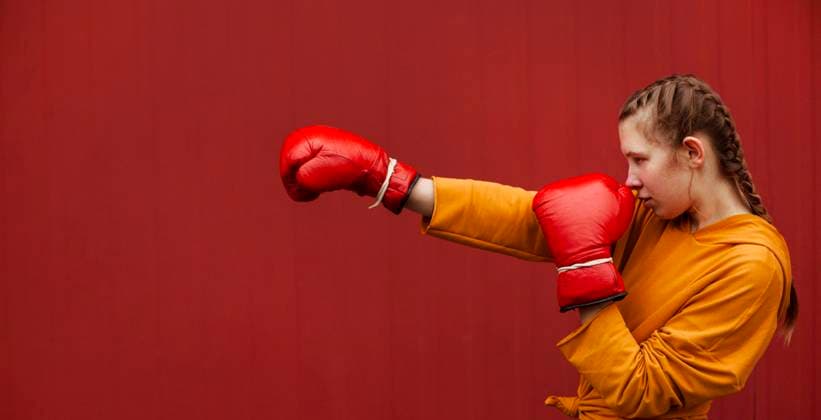 Creative Highlights Symbolbilder Teenager posieren mit Boxhandschuhen *** Teenagers pose with Boxing gloves Copyright: imageBROKER/OleksandrxLatkun ibxole09801997.jpg ,model released, Symbolfoto ,property released