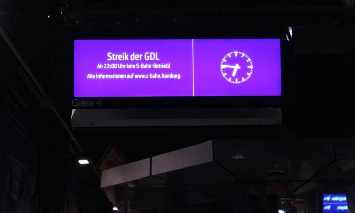 Ein Zugzielanzeiger auf Gleis 4 im Hauptbahnhof Hamburg weist auf den Streik der Gewerkschaft Deutscher Lokomotivführer hin. St. Georg Hamburg *** A train destination display on platform 4 at Hamburg Central Station indicates the strike by the German Train Drivers Union St Georg Hamburg