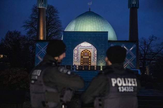 Bilder des Jahres 2023, News 11 November News Themen der Woche KW46 News Bilder des Tages Bundesweite Razzia gegen die IZH. Moschee in Hamburg gestürmt *** Nationwide raid against the IZH Mosque in Hamburg stormed Copyright: xBlaulicht-News.dex