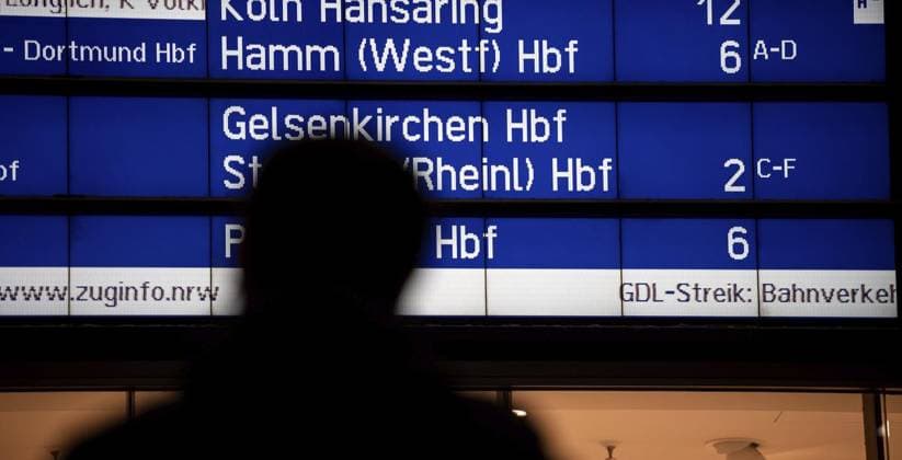 GDL Streik - Essen *** NUR FÜR REDAKTIONELLE ZWECKE *** EDITORIAL USE ONLY ***<p>Bahnreisende in Essen und ganz Deutschland müssen sich ab Mittwochabend (15. November) auf massive Einschränkungen einstellen. Die Lokführergewerkschaft GDL hat zum Streik aufgerufen. Feature rund um den Hauptbahnhof in Essen. Deutschland NRW Essen Copyright: FabianxStrauch *** GDL strike Essen FOR EDITORIAL PURPOSES ONLY EDITORIAL USE ONLY p Rail travelers in Essen and throughout Germany must be prepared for massive restrictions from Wednesday evening, November 15 The train drivers union GDL has called a strike Feature around the main station in Essen Germany NRW Essen Copyright FabianxStrauch Copyright: FabianxStrauch doc7sunbwx2atj198z1aev2 ,EDITORIAL USE ONLY