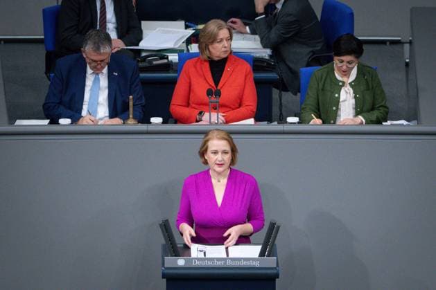 News Themen der Woche KW46 News Bilder des Tages 137. Bundestagssitzung und Debatte Lisa Paus Bundesfamilienministerin (Gruene) im Portrait bei ihrer Rede zum Tagesordnungspunkt Tag zur Beseitigung von Gewalt gegen Frauen bei der 137. Sitzung des Deutschen Bundestag in Berlin, 16.11.2023 Berlin Berlin Deutschland *** 137 Bundestag session and debate Lisa Paus Federal Minister for Family Affairs Gruene in portrait during her speech on the agenda item Day for the Elimination of Violence against Women at the 137th session of the German Bundestag in Berlin, 16 11 2023 Berlin Berlin Germany