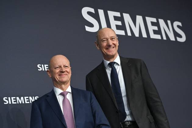 News Themen der Woche KW46 News Bilder des Tages v.re:Roland Busch (CEO,Vorstandsvorsitzender), Ralf P. Thomas (CFO,Finanzvorstand) vor Siemens Logo,Firmenemblem,Schriftzug. Einzelbild,angeschnittenes Einzelmotiv,Portraet,Portrait,Porträt. Jahrespressekonferenz SIEMENS AG , Bilanz Pressekonferenz am 16.11.2023. *** v re Roland Busch CEO,Chairman of the Executive Board , Ralf P Thomas CFO,Chief Financial Officer in front of Siemens logo,company emblem,lettering single image,cropped single motif,portrait,portrait,portrait annual press conference SIEMENS AG , balance sheet press conference on 16 11 2023