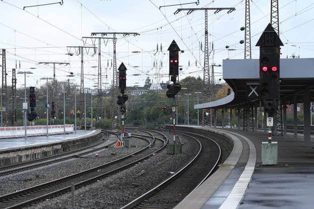 Bilder des Jahres 2023, News 11 November News Themen der Woche KW46 News Bilder des Tages Streik der GDL bei der Bahn Die GDL hat kurzfristig einen flächendeckenden Streik von Mittwoch, 15.11., 22 Uhr bis Donnerstag, 16.11., 18 Uhr angekündigt. Der Streik wird sich massiv auf den gesamten deutschen Bahnbetrieb auswirken. *** GDL rail strike The GDL has announced a nationwide strike at short notice from Wednesday, 15 11 , 22 xRx