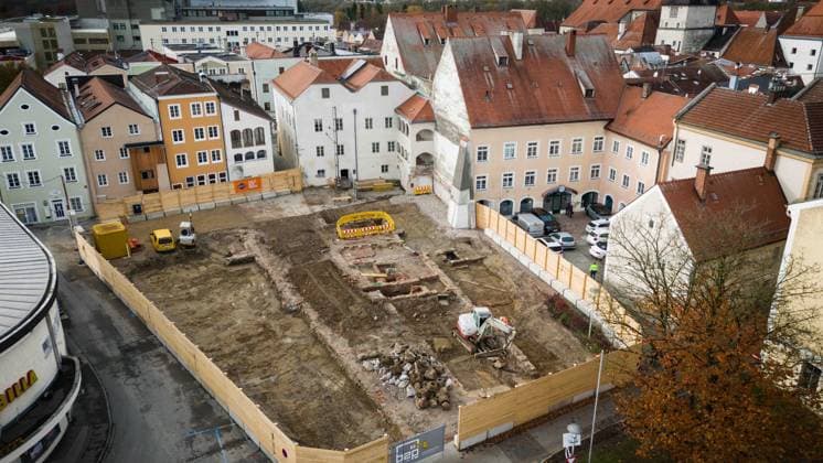 16.11.2023, Braunau am Inn, AUT, Unterwegs in Oberösterreich, Umbau, Hitler Haus, Geburtshaus, Bauvortschritt, Pressekonferenz, im Bild Baustelle, Luftaufnahme, *** 16 11 2023, Braunau am Inn, AUT, On the road in Upper Austria, reconstruction, Hitler House, birthplace, construction progress, press conference, in the picture construction site, aerial view,