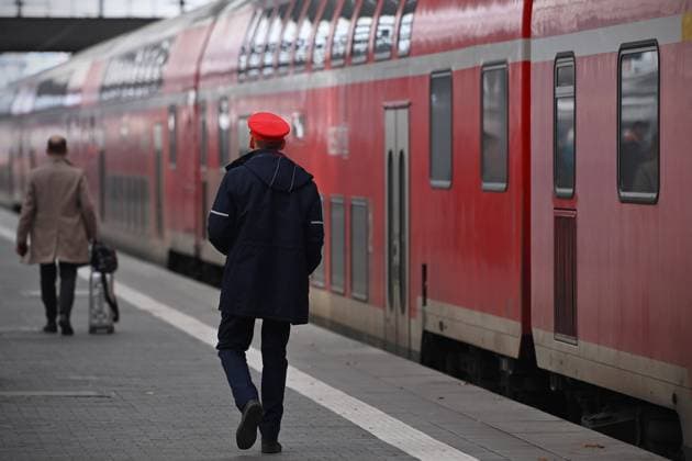 Deutsche Bahn: Streik der Gewerkschaft GDL am 16.11.2023 am Hauptbahnhof in Muenchen. Zugpersonal,Bediensteter der Bahn geht auf dem Bahnsteig an einem Regionalzug entlang. *** Deutsche Bahn strike of the trade union GDL on 16 11 2023 at the main station in Munich Train staff, railroad employee walks along a regional train on the platform