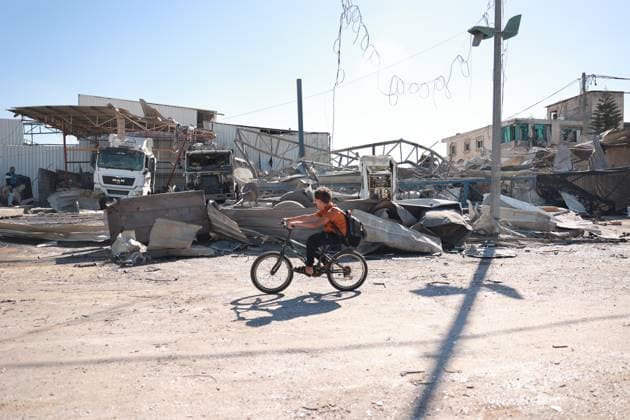 News Themen der Woche KW46 News Bilder des Tages People search through buildings, destroyed during Israeli air strikes a day earlier, in the southern Gaza Strip People search through buildings, destroyed during Israeli air strikes a day earlier, in the southern Gaza Strip on November 16, 2023 in Nuseirat, Gaza. Heavy fighting rages in the northern Gaza Strip as Israel encircles the area, despite increasingly pressing calls for a ceasefire. Due to a lack of fuel needed to operate the generators, hospitals are deprived of electricity. Between 15,000 and 20,000 people took shelter in hospital facilities, according to the health ministry in the Hamas-run Gaza Strip. The WHO, once again in contact with the Al-Shifa hospital in Gaza, considers the situation disastrous and perilous . Photo by B Copyright: xapaimagesxBasharxTaleb xapaimagesx