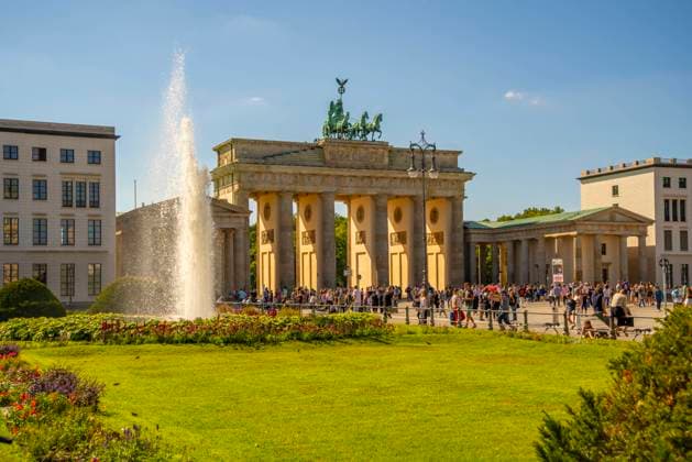 View of Brandenburg Gate and visitors in Pariser Platz on sunny day, Mitte, Berlin, Germany, Europe Copyright: FrankxFell 844-30960 RECORD DATE NOT STATED
