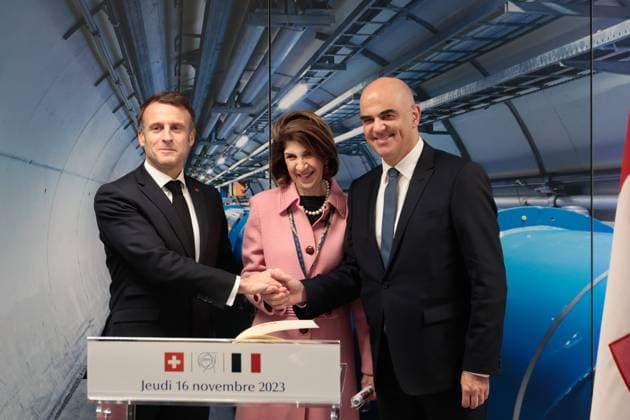 News Themen der Woche KW46 News Bilder des Tages Schweiz, Emmanuel Macron besucht Kernforschungszentrum CERN in Genf VISITE D ETAT D EMMANUEL MACRON EN SUISSE PHOTOPQR LE DAUPHINE Grégory YETCHMENIZA ; ; 16 11 2023 ; Gregory Yetchmeniza LE DAUPHINE LIBERE Photopqr MEYRIN (SUISSE) LE 16 NOVEMBRE 2023 Visite d Etat du Président de la République en Confédération suisse. sur notre photo : POOL Entretien du Président de la République avec M. Alain Berset, Président de la Confédération suisse, et Mme Fabiola Gianotti, directrice générale du CERN. - French President Emmanuel Macron in Switzerland For State Visit Nov 16 2023 France  Copyright: xPHOTOPQR LExDAUPHINE MAXPPPxGrégoryxYETCHMENIZAx 20231116JDL8485 20231116JDL8485