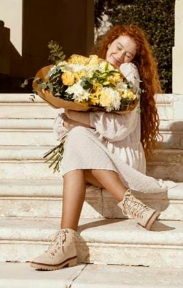 Creative Highlights Symbolbilder Schöne glückliche Frau im Freien mit Strauß Frühlingsblumen *** Beauty Happy Woman at Free with Strauss Spring flowers Copyright: imageBROKER/OleksandrxLatkun iblole09799959.jpg ,model released, Symbolfoto ,property released