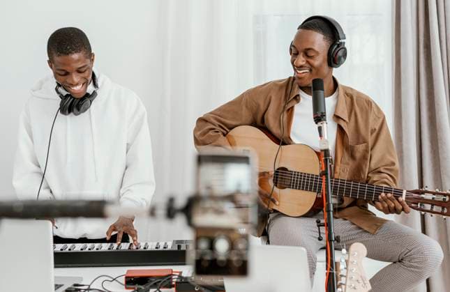 Creative Highlights Symbolbilder Frontansicht männliche Musiker zu Hause spielen Gitarre singen *** Front view male musicians to House Play Guitar Singing Copyright: imageBROKER/OleksandrxLatkun iblole09800851.jpg ,model released, Symbolfoto ,property released