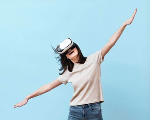 Creative Highlights Symbolbilder Frontansicht einer Frau, die Spaß mit einem Virtual Reality Headset hat *** Front view a Ms, the Fun with a Virtual Reality Headset has Copyright: imageBROKER/OleksandrxLatkun iblole09800871.jpg ,model released, Symbolfoto ,property released