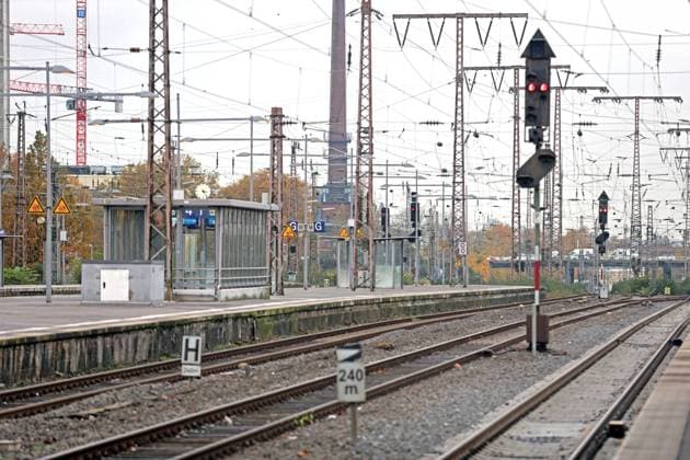 Streikmaßnahme der GDL Während einer Streikmaßnahme der Gewerkschaft Deutscher Lokomotivführer -GDL- sind große Teile des Essener Hauptbahnhofs nahezu menschenleer. Essen Nordrhein-Westfalen Deutschland Hauptbahnhof *** GDL strike action During a strike action by the German train drivers union GDL, large parts of Essen Central Station are almost deserted Essen North Rhine-Westphalia Germany Central Station