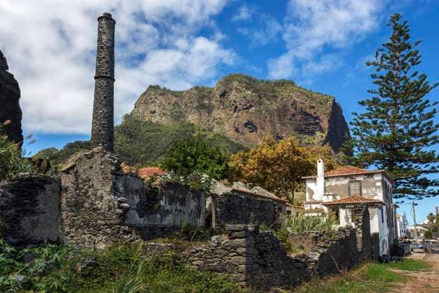 Lost Places, altes Fabrikgebäude, Antigua fábrica de Ron de cala, Porto da Cruz, Madeira, Portugal, Europa *** Lost Places, Old Factory building, Antigua Fábrica de Ron de cala, Porto as Cruz, Madeira, Portugal, Europe Copyright: imageBROKER HarryxLaub ibxhal09847748.jpg