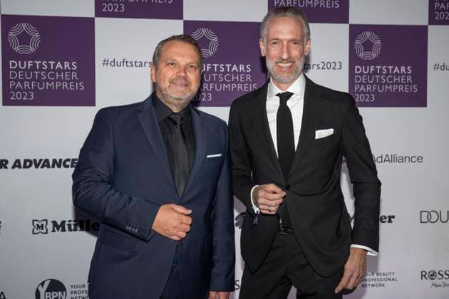 vl: Udo Heuser, CEO Nobilis Group Fragrance Foundation mit Andreas Fuhlisch, Geschäftsführer VKE Kosmetikverband Fragrance Foundation. DUFTSTARS 2023 - Deutscher Parfumpreis Verleihung des deutschen Parfumpreises DUFTSTARS durch die Fragrance Foundation am 16.11.2023, Rheinterrassen, Duesseldorf.