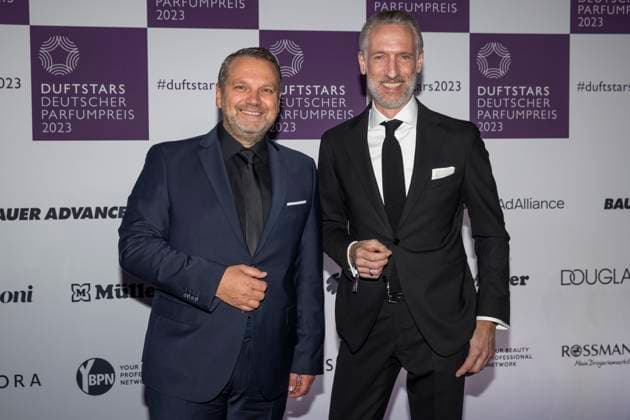 vl: Udo Heuser, CEO Nobilis Group Fragrance Foundation mit Andreas Fuhlisch, Geschäftsführer VKE Kosmetikverband Fragrance Foundation. DUFTSTARS 2023 - Deutscher Parfumpreis Verleihung des deutschen Parfumpreises DUFTSTARS durch die Fragrance Foundation am 16.11.2023, Rheinterrassen, Duesseldorf.